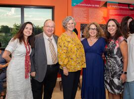 Fotografia dos presentes na inauguração da exposição “Congressos e Encontros: em Construção da Ci...