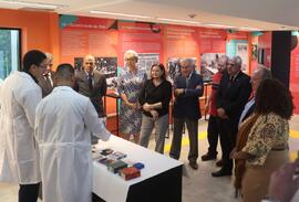 Fotografia de Deivson Sabadini e Kevyn Gonçalves enquanto conduzem a dinâmica do acervo