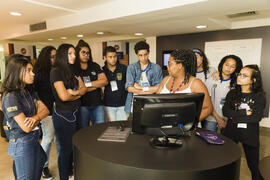 Fotografia dos alunos do Colégio Estadual Pedro Álvares Cabral observando a plataforma digital MP...