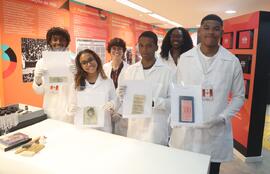 Fotografia das integrantes do CDM junto aos estudantes da EM General Tasso Fragoso que participar...