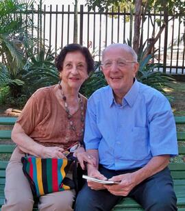 Fotografia de Sávio Soares de Sousa ao lado de Alba Helena Corrêa durante o encontro do grupo &qu...