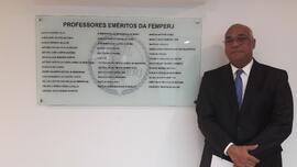 Fotografia do Procurador de Justiça Ricardo Ribeiro Martins ao lado da placa comemorativa de prof...