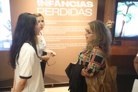 Fotografia de uma professora e uma estudante do CE Vereador Percy Batista Crispim em conversa com...