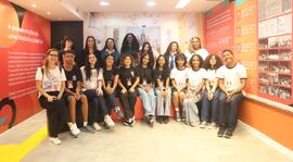 Fotografia dos integrantes da equipe do Centro de Memória (CDM) junto aos visitantes do CE Veread...