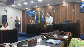 Fotografia do discurso de André Luiz de Souza Cruz aos estudantes da rede municipal de Cabo Frio