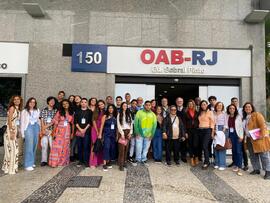 Fotografia dos estudantes da rede municipal de Cabo Frio que integram o projeto "Parlamento ...