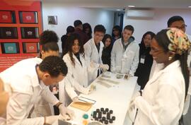 Fotografia dos estudantes do Colégio Estadual Missionário Mário Way durante a dinâmica de higieni...
