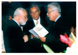 Fotografia do então Prourador-Geral de Justiça Hamilton Carvalhido enquanto lê o livro intitulado...