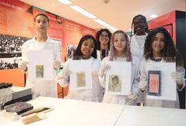 Fotografia das integrantes do CDM junto aos estudantes do GET Alexandre Farah que participaram co...