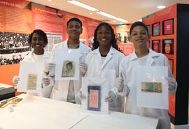 Fotografia dos estudantes da EM  General Tasso Fragoso que participaram da dinâmica do acervo