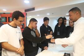 Fotografia dos estudantes da EM General Tasso Fragoso durante a dinâmica de higienização e acondi...