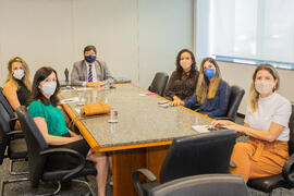 Fotografia da reunião realizada entre o Procurador-Geral de Justiça e as Coordenadoras dos Centro...
