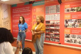 Fotografia de Samara Tarouquela e Nayara dos Santos na visita guiada com os estudantes do IE Prof...