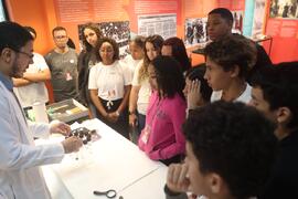 Fotografia dos estudantes do GET Alexandre Farah durante a dinâmica de higienização e acondiciona...