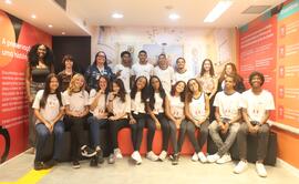 Fotografia da equipe do Centro de Memória junto aos visitantes da EM General Tasso Fragoso