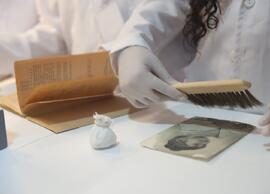 Fotografia dos estudantes do CIEP Dr. Ernesto Che Guevara enquanto higienizam os documentos