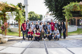 Fotografia dos alunos do Colégio Estadual Hebe Camargo em frente ao chafariz