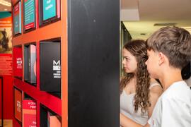 Fotografia dos presentes na inauguração da exposição “Congressos e Encontros: em Construção da Ci...