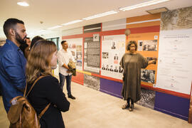 Fotografia da historiadora do Centro de Memória, Maristela Santana,  apresentando o painel "...