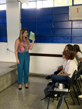 Fotografia de Adriana Pina durante seu discurso para os alunos do IECP