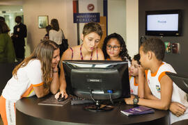 Fotografia dos alunos do Escola Municipal Heliópolis observando a plataforma digital "MP em ...