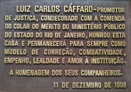 Placa em homenagem ao Promotor de Justiça Luiz Carlos Cáffaro, in memoriam.