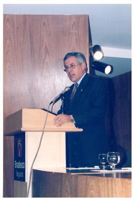 Fotografia de Marfan Martins Vieira discursando para a entrega das insígnias institucionais aos i...