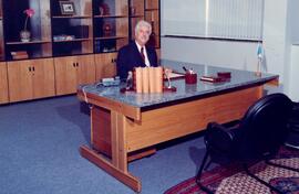 Fotografia de Hamilton Carvalhido em seu gabinete