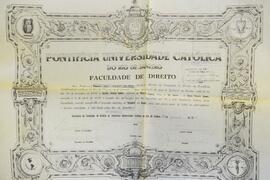 Certificado de conclusão do curso de Direito, emitido pela Pontifícia Universidade Católica do Ri...