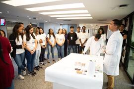 Fotografia de Deivson Sabadini durante a dinâmica de higienização e acondicionamento do acervo