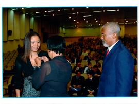 Fotografia de Marcela do Amaral Barreto de Jesus Amado recebendo a insígnia institucional do MPRJ