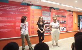 Fotografia de Nayara dos Santos, Samara Tarouquela e Evellyn Dayana durante a mediação com os est...