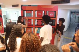 Fotografia de Samara Tarouquela e Evellyn Dayana durante a dinâmica interativa com o painel de cubos