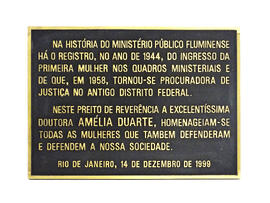 Placa em homenagem à procuradora de Justiça Amélia Duarte