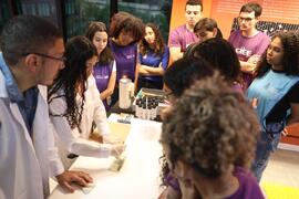 Fotografia dos jovens aprendizes do CIEE durante a dinâmica do acervo