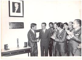 Fotografia da inauguração da placa comemorativa do V Congresso Fluminense do MP