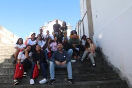 Fotografia dos visitantes da EM General Tasso Fragoso junto à equipe do CDM e ao historiador do MHN