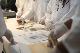 Fotografia dos estudantes do CE Missionário Mário Way durante a dinâmica de higienização e acondi...