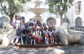 Fotografia dos visitantes do IE Professor Carlos Pasquale junto à equipe do CDM e ao Historiador ...