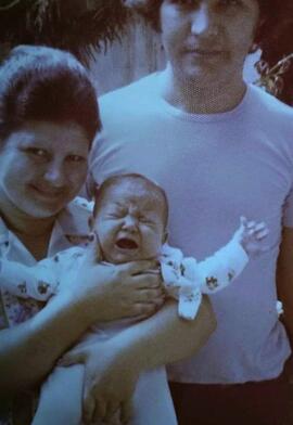 Fotografia de Teresa Mazza Leon Sodré, segurando sua filha ao lado de seu esposo