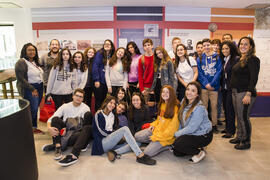 Fotografia dos alunos da Escola Eliezer Max no encerramento da visita guiada com a historiadora N...