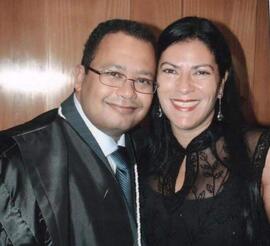 Fotografia da Promotora de Justiça Eliane Almeida de Abreu Belém, junto ao marido, o Procurador d...